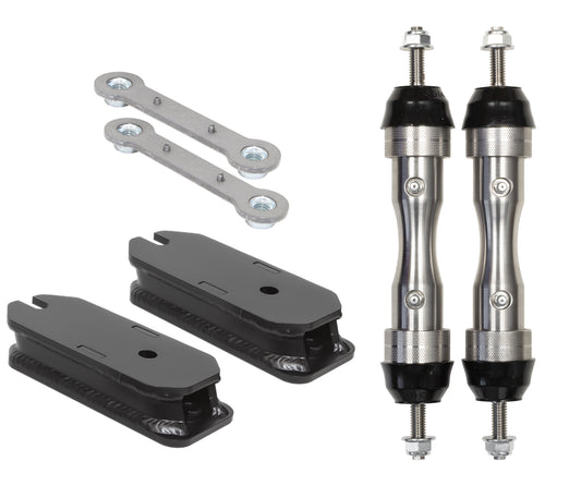 A kit of car suspension components from Carli Suspension, specifically the 20-23 Ford F-250/F-350 (4WD) Extended Sway Bar End Link & Sway Bar Drop Bracket Kit - 3.5", includes a stabilizer bar link and two metal struts with black and silver detailing, accompanied by two black mounting brackets and two flat silver connectors with holes on each end, displayed against a white background.